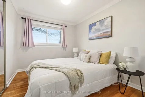 694 Mullin Way Burlington ON L7L 4J7