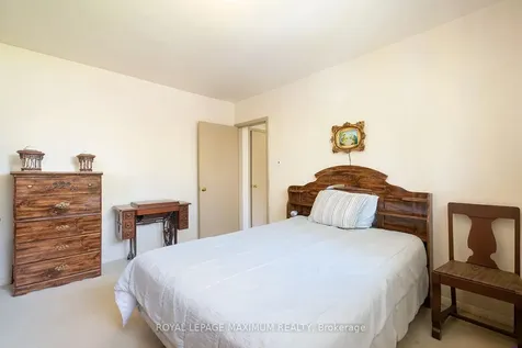565 Pinegrove Road Oakville ON L6K 2C5