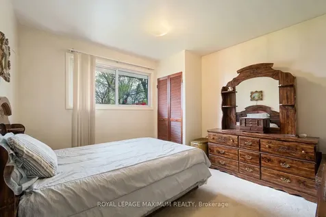565 Pinegrove Road Oakville ON L6K 2C5