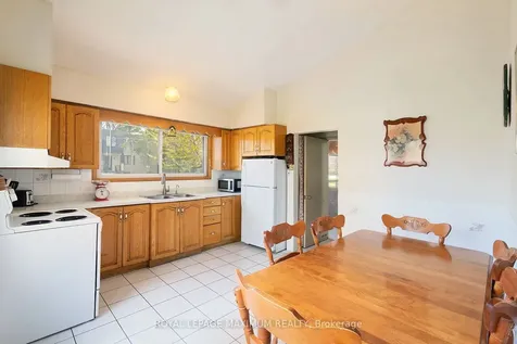 565 Pinegrove Road Oakville ON L6K 2C5