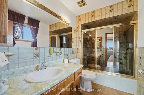 40 Donofree Road Toronto ON M6L 2P5