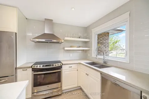 752 Mackenzie Drive Milton ON L9T 3M1