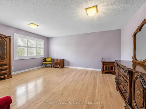 1478 Estes Crescent Mississauga ON L5V 1M4