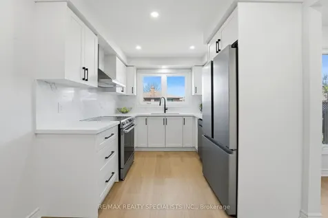 1339 Willowbank Trail Mississauga ON L4W 3P9