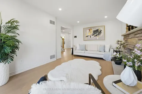 1339 Willowbank Trail Mississauga ON L4W 3P9
