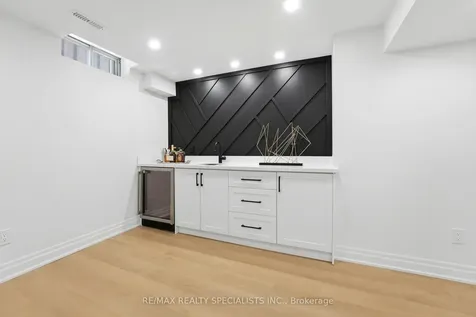 1339 Willowbank Trail Mississauga ON L4W 3P9