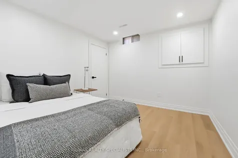 1339 Willowbank Trail Mississauga ON L4W 3P9
