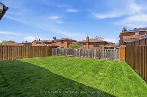 1339 Willowbank Trail Mississauga ON L4W 3P9