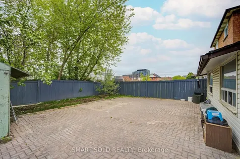 111 Whitchurch Mews Mississauga ON L5A 4B2