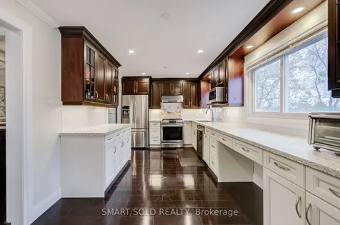 111 Whitchurch Mews Mississauga ON L5A 4B2