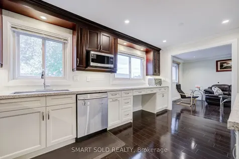 111 Whitchurch Mews Mississauga ON L5A 4B2