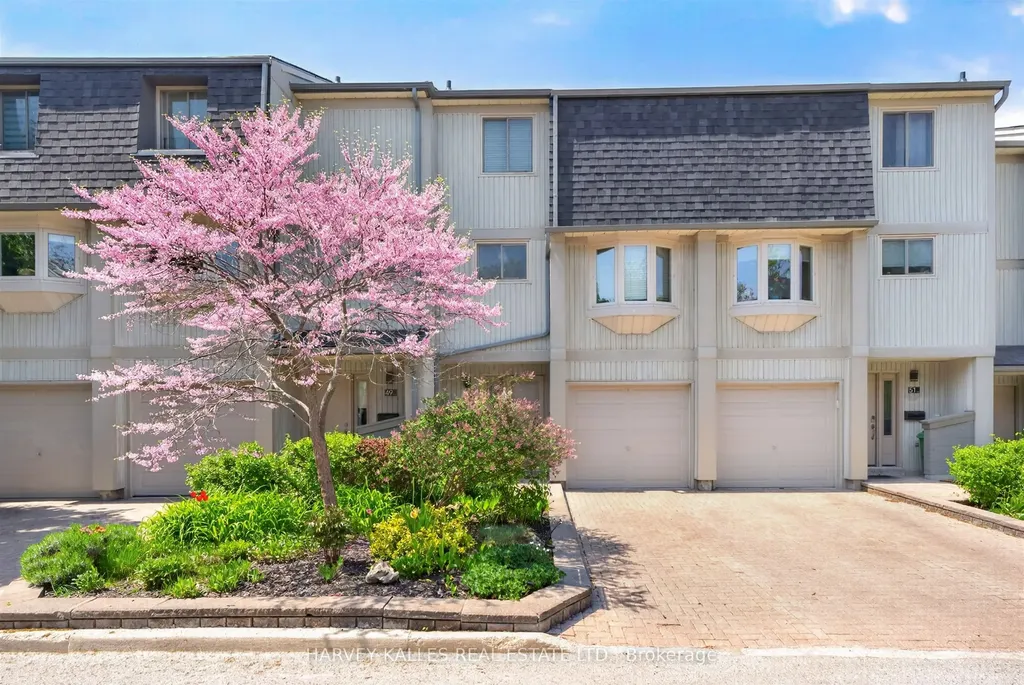 1060 Walden Circle Mississauga ON L5J 4J9