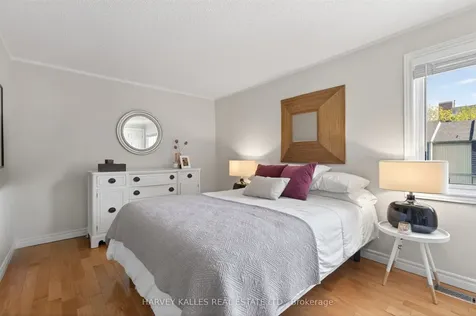 1060 Walden Circle Mississauga ON L5J 4J9