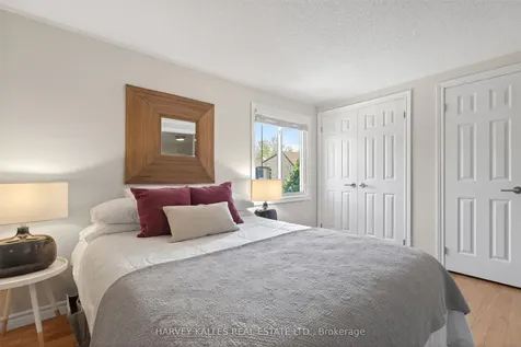 1060 Walden Circle Mississauga ON L5J 4J9