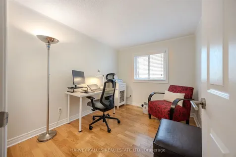 1060 Walden Circle Mississauga ON L5J 4J9