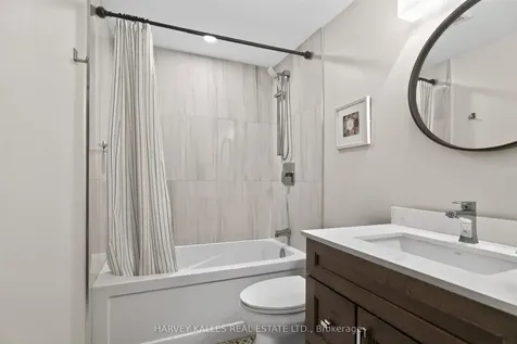 1060 Walden Circle Mississauga ON L5J 4J9