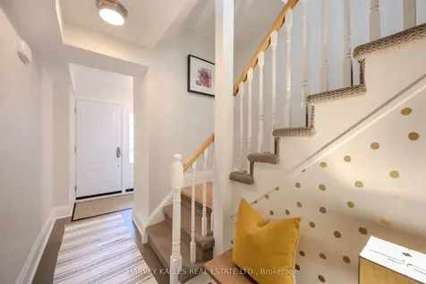 1060 Walden Circle Mississauga ON L5J 4J9