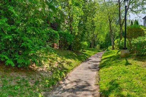 1060 Walden Circle Mississauga ON L5J 4J9