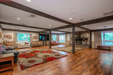 1060 Walden Circle Mississauga ON L5J 4J9