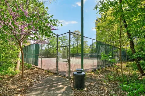 1060 Walden Circle Mississauga ON L5J 4J9