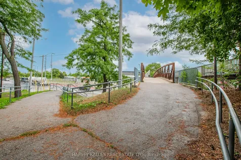 1060 Walden Circle Mississauga ON L5J 4J9