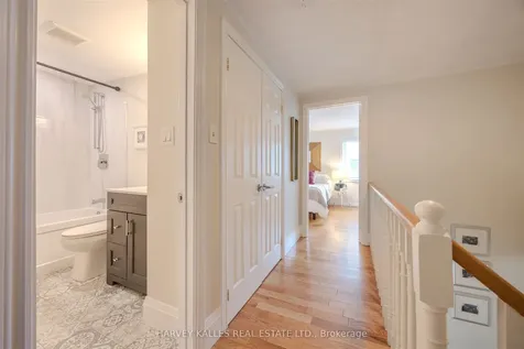 1060 Walden Circle Mississauga ON L5J 4J9
