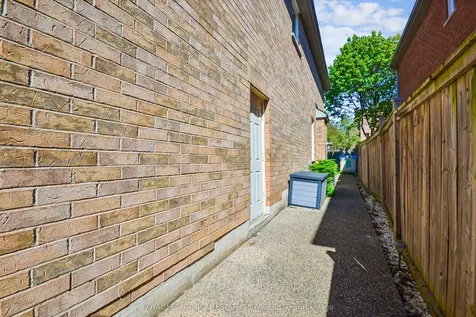 2023 Shady Glen Road Oakville ON L6M 3T4