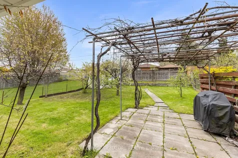 17 Norfield Crescent Toronto ON M9W 1X5
