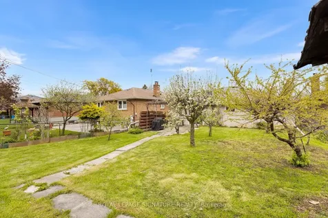 17 Norfield Crescent Toronto ON M9W 1X5