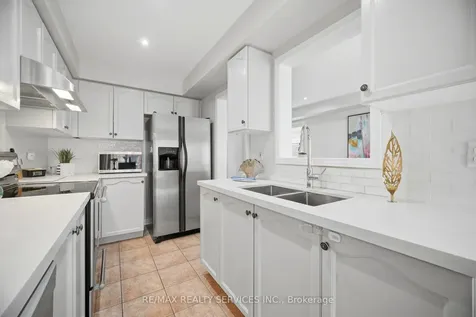 525 Novo Star Drive Mississauga ON L5W 1Y1