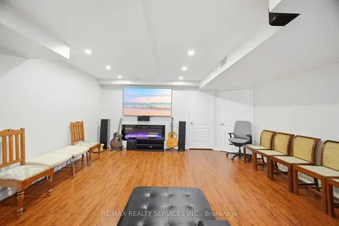 525 Novo Star Drive Mississauga ON L5W 1Y1