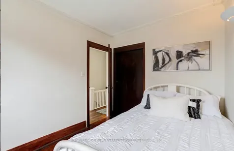21 Hatherley Road Toronto ON M6E 1V8