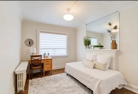 21 Hatherley Road Toronto ON M6E 1V8