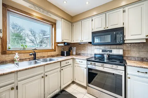 19 Mossbank Drive Brampton ON L6W 3Z4