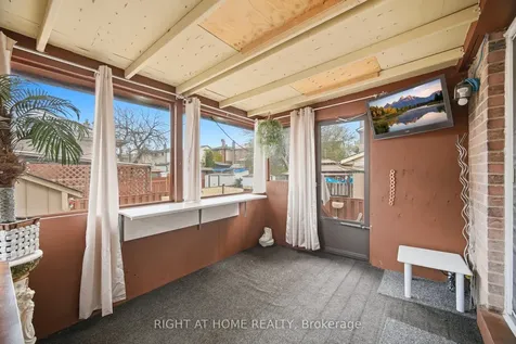 18 Mercedes Drive Toronto ON M9V 4T5