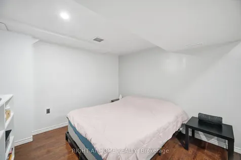 18 Mercedes Drive Toronto ON M9V 4T5
