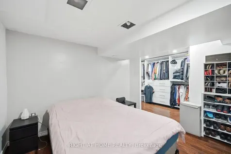 18 Mercedes Drive Toronto ON M9V 4T5