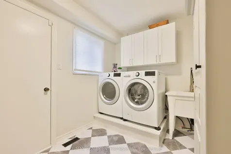431 Naomi Crescent Mississauga ON L5B 3S7