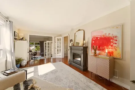 431 Naomi Crescent Mississauga ON L5B 3S7
