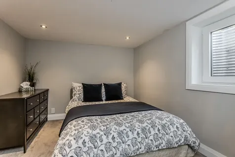 754 Hawkins Crescent Burlington ON L7S 2E2