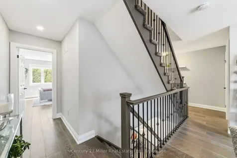 300 Ravineview Way Oakville ON L6H 7J1