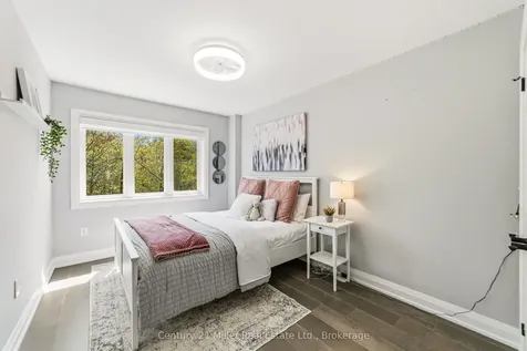 300 Ravineview Way Oakville ON L6H 7J1