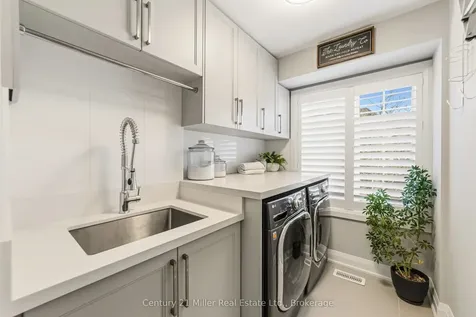 300 Ravineview Way Oakville ON L6H 7J1