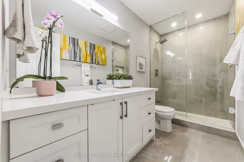 300 Ravineview Way Oakville ON L6H 7J1