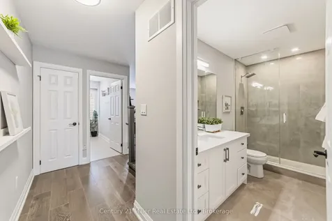 300 Ravineview Way Oakville ON L6H 7J1
