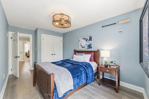 300 Ravineview Way Oakville ON L6H 7J1