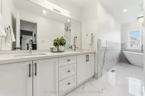 300 Ravineview Way Oakville ON L6H 7J1