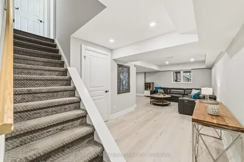 300 Ravineview Way Oakville ON L6H 7J1