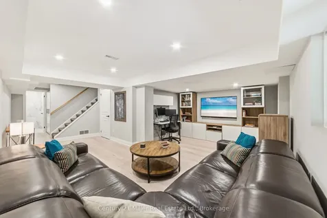 300 Ravineview Way Oakville ON L6H 7J1