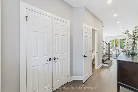 300 Ravineview Way Oakville ON L6H 7J1